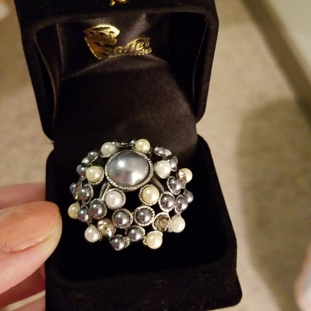 Ring with white and grey pearls